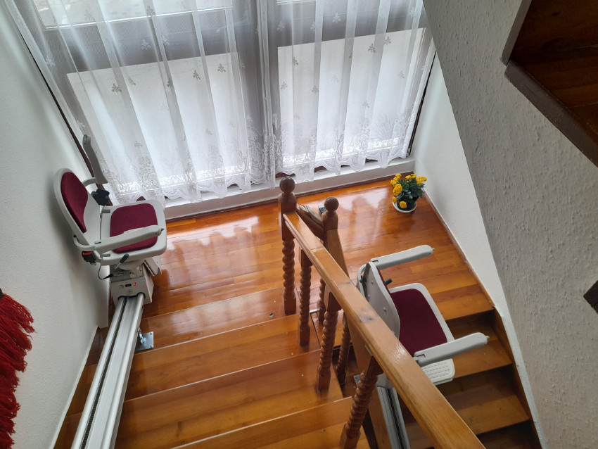 Egyenes lépcsőlift pihenővel a lépcsőfordulóban