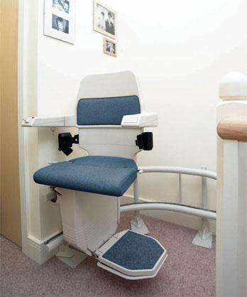 A lépcsőlift kifordítható a könnyebb a ki és bszállásért